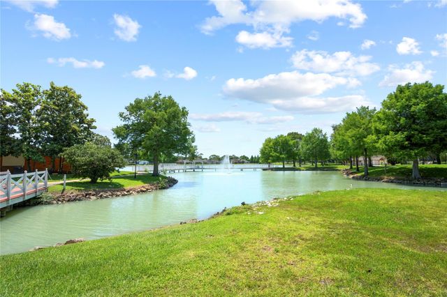 686 W Country Grove Circle, Pearland, TX 77584