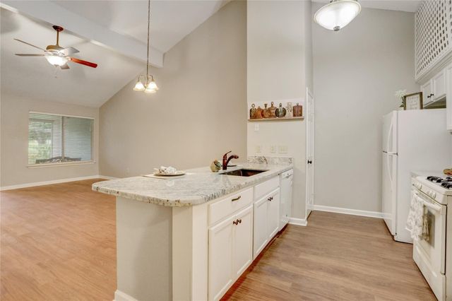 686 W Country Grove Circle, Pearland, TX 77584