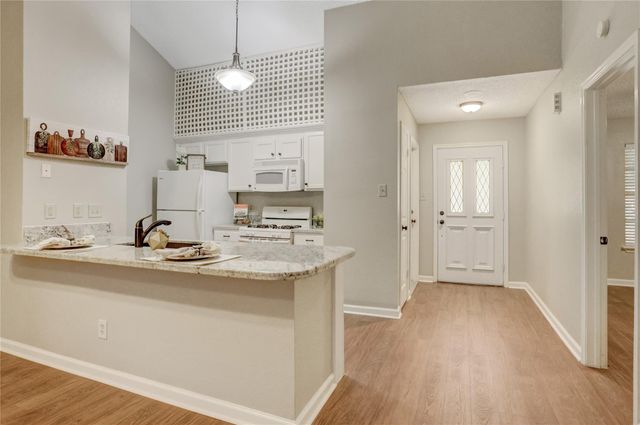 686 W Country Grove Circle, Pearland, TX 77584