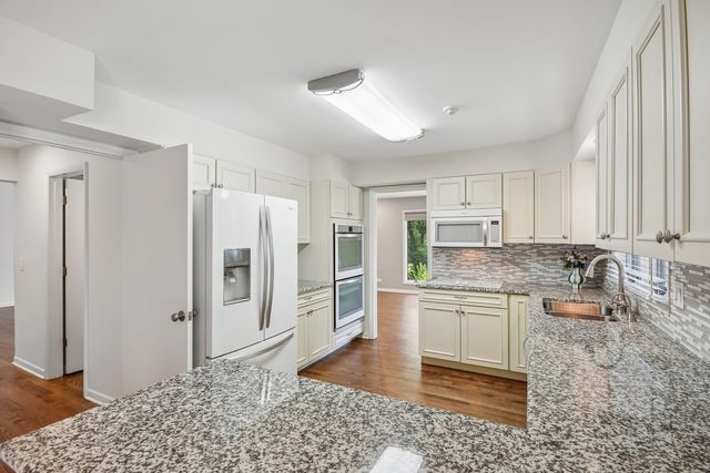 985 Coventry Lane, Highland Park, IL 60035