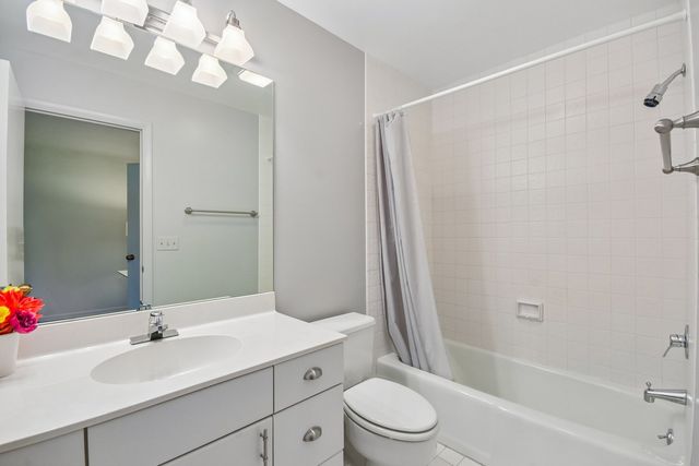 985 Coventry Lane, Highland Park, IL 60035