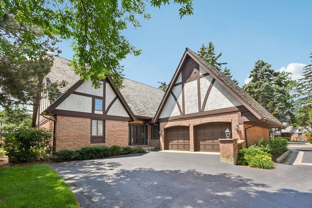 985 Coventry Lane, Highland Park, IL 60035