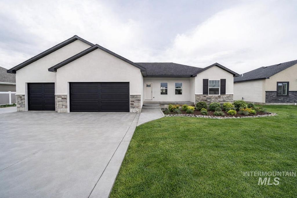 1631 Palm Springs Dr, Idaho Falls, ID 83404