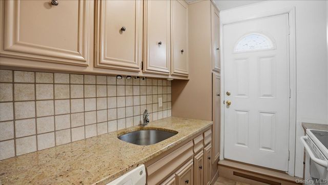 570 Broadway A9, Lynbrook, NY 11563