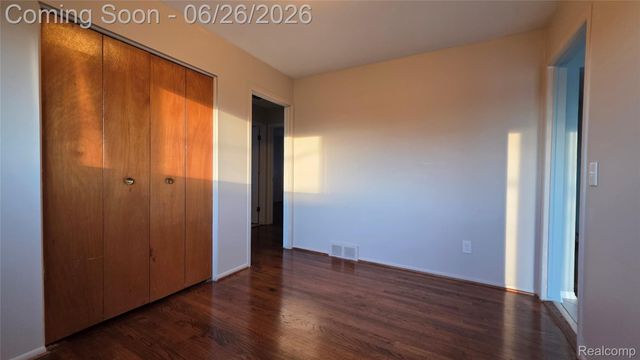 29120 Dover Avenue, Warren, MI 48088