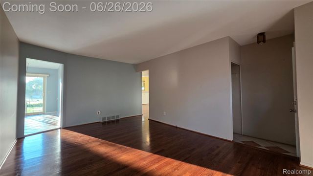 29120 Dover Avenue, Warren, MI 48088