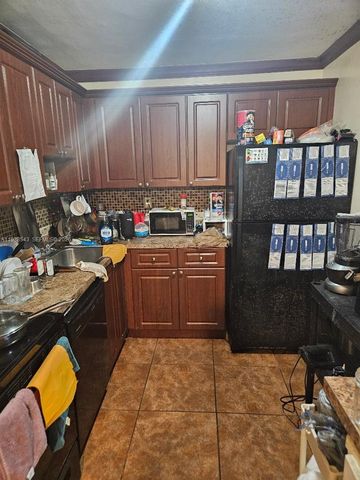 18755 NW 62nd Avenue 101, Hialeah, FL 33015