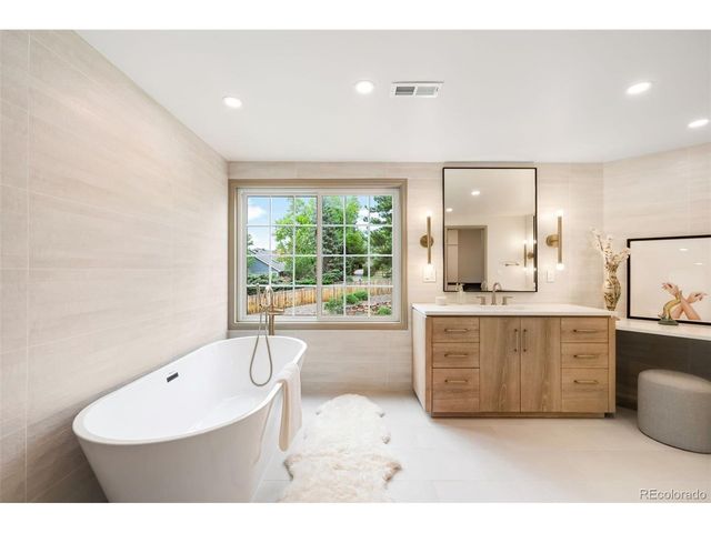 8024 S Oneida Ct, Centennial, CO 80112