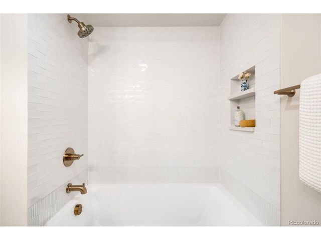 8024 S Oneida Ct, Centennial, CO 80112