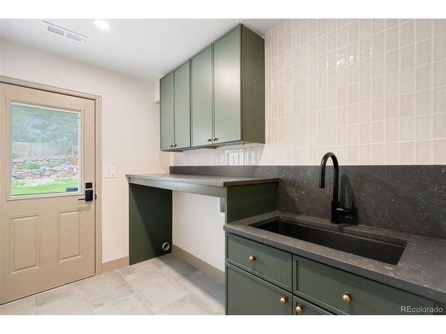 8024 S Oneida Ct, Centennial, CO 80112