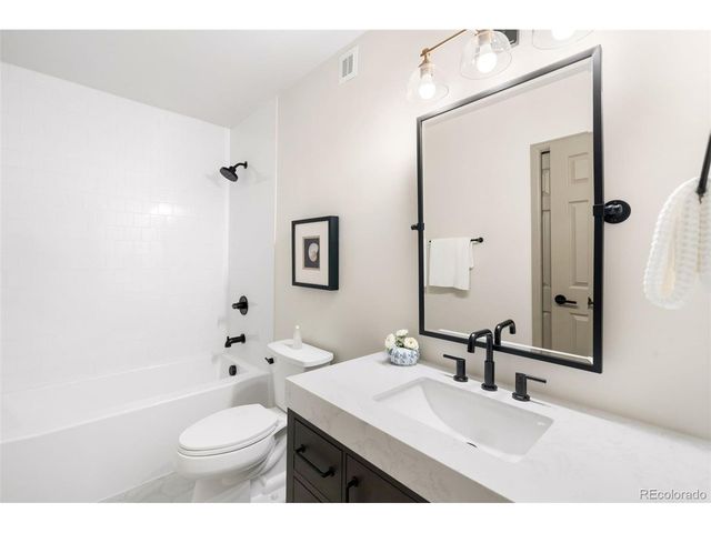 8024 S Oneida Ct, Centennial, CO 80112