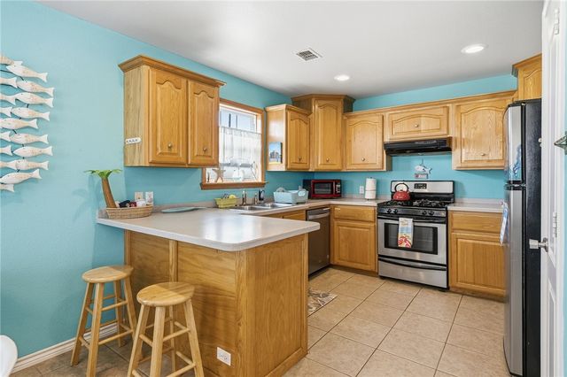 908 S Live Oak St, Rockport, TX 78382