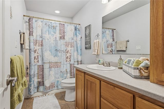 908 S Live Oak St, Rockport, TX 78382