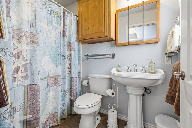 908 S Live Oak St, Rockport, TX 78382