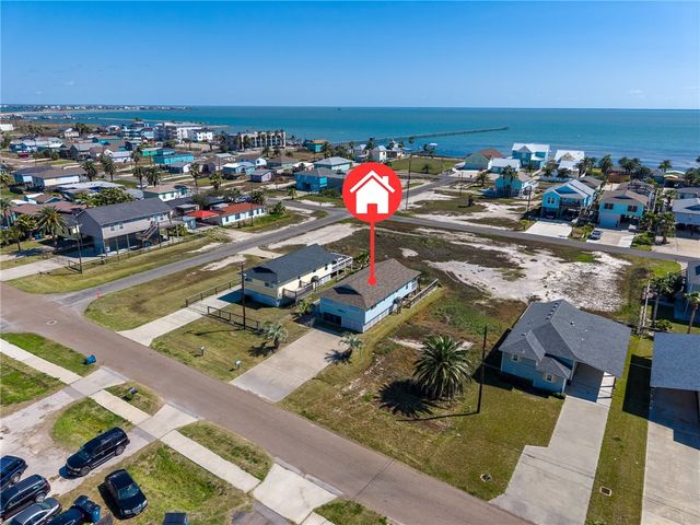 908 S Live Oak St, Rockport, TX 78382