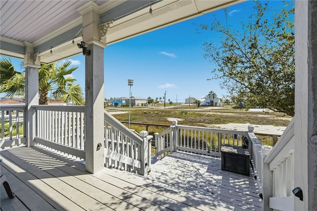 908 S Live Oak St, Rockport, TX 78382