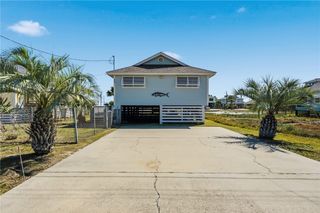 908 S Live Oak St, Rockport, TX 78382
