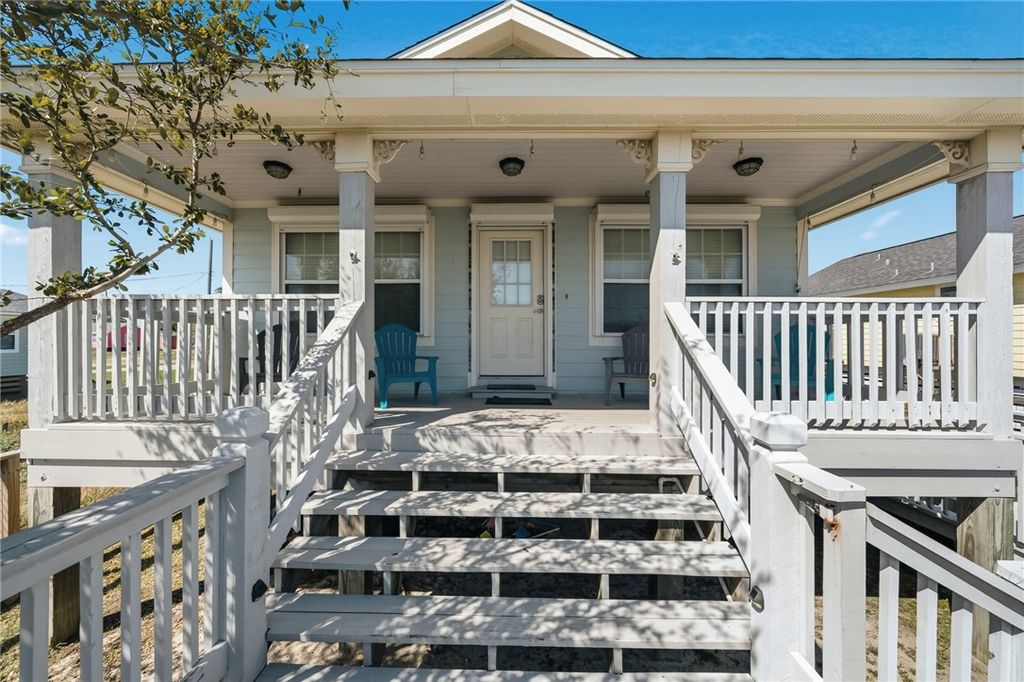908 S Live Oak St, Rockport, TX 78382 — photo 2