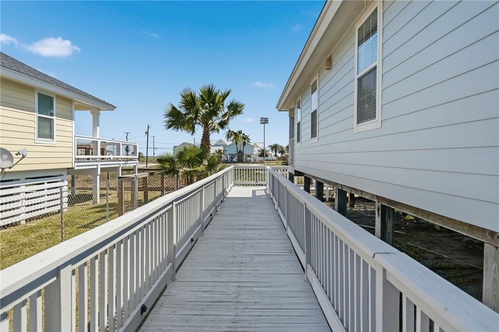 908 S Live Oak St, Rockport, TX 78382 — photo 5