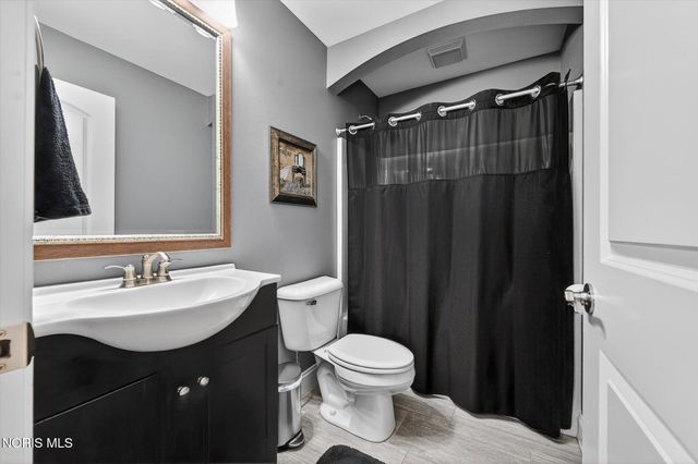 164 Hidden Village Lane, Holland, OH 43528