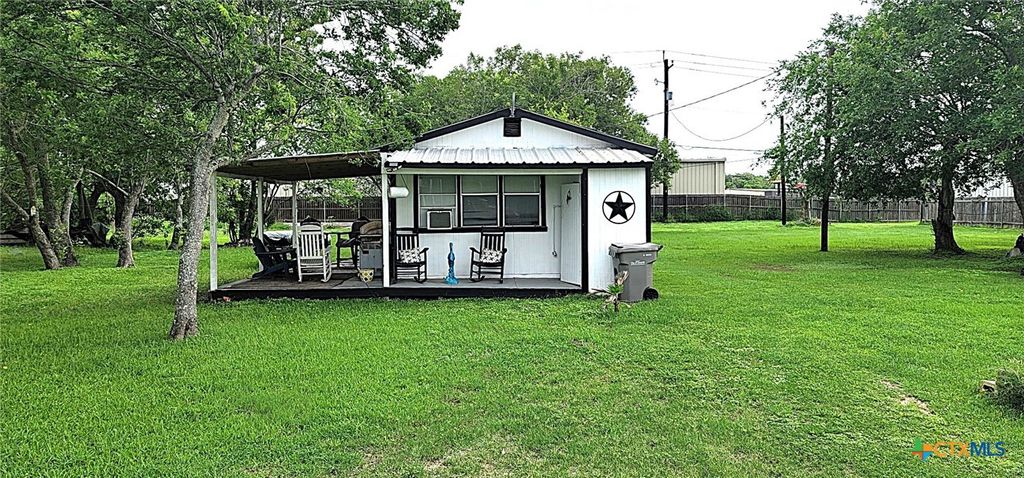 308 W Saint Louis Avenue, Seadrift, TX 77983