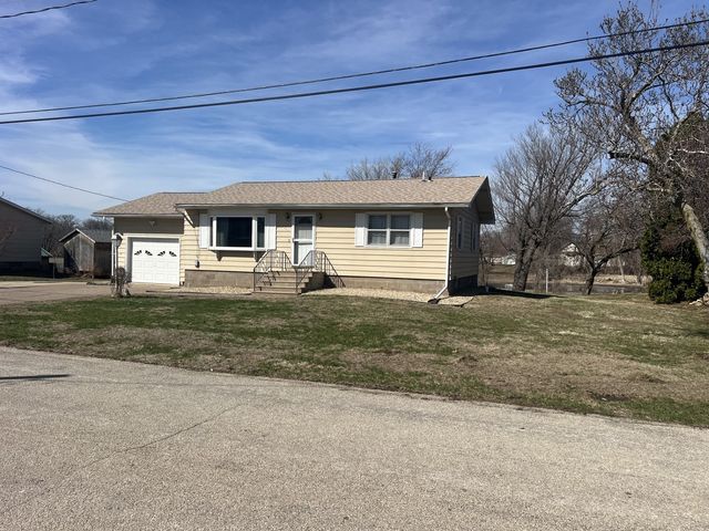 505 N Maple Street, Cleveland, IL 61241