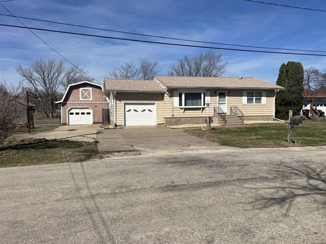 505 N Maple Street, Cleveland, IL 61241