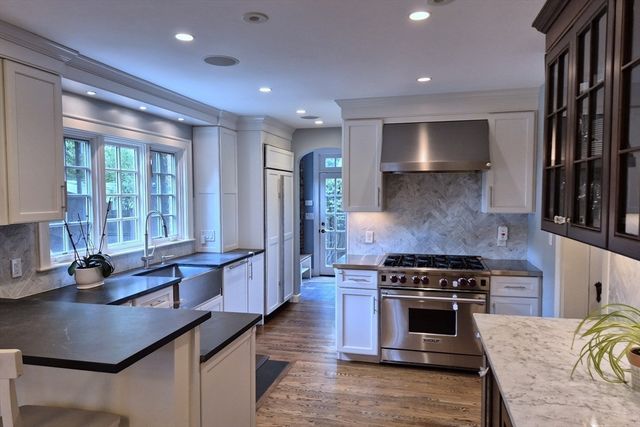 20 Shaw Rd, Wellesley, MA 02481