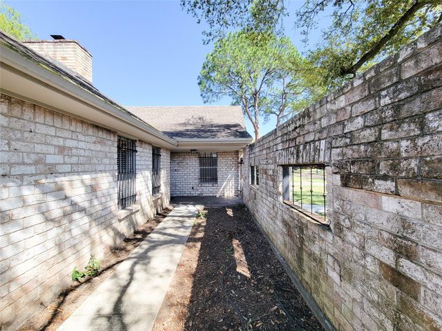 5826 Picasso Place, Houston, TX 77096