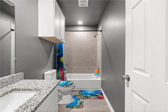 16 Lenora Drive, Hearne, TX 77859