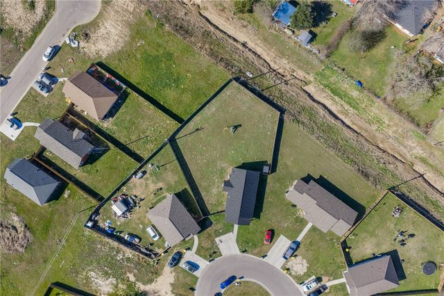 16 Lenora Drive, Hearne, TX 77859