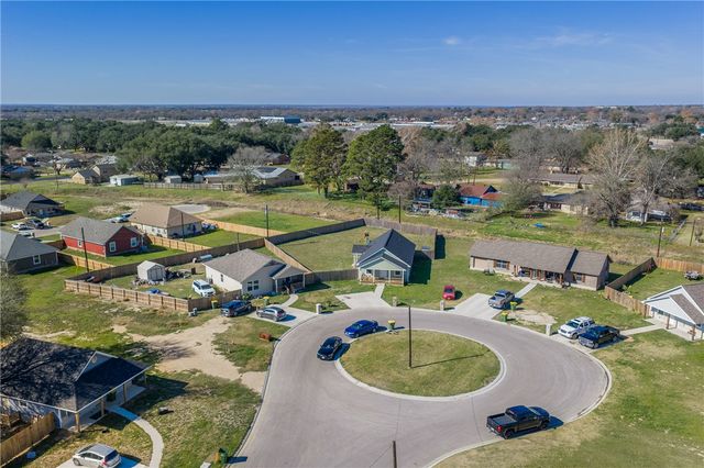 16 Lenora Drive, Hearne, TX 77859