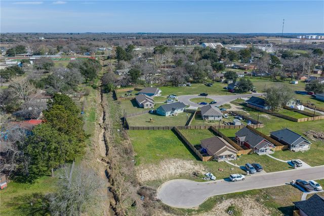 16 Lenora Drive, Hearne, TX 77859
