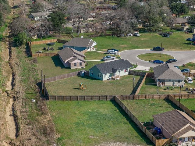 16 Lenora Drive, Hearne, TX 77859