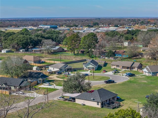 16 Lenora Drive, Hearne, TX 77859
