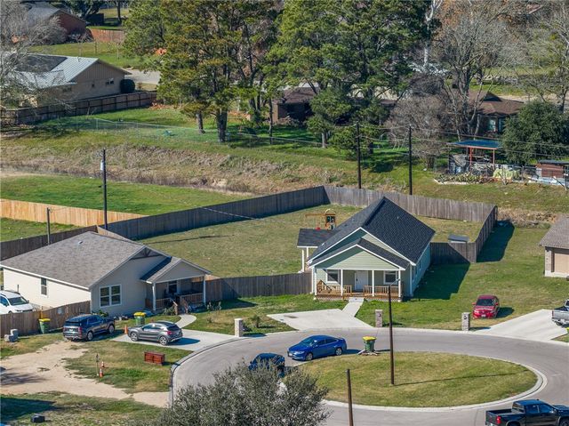 16 Lenora Drive, Hearne, TX 77859