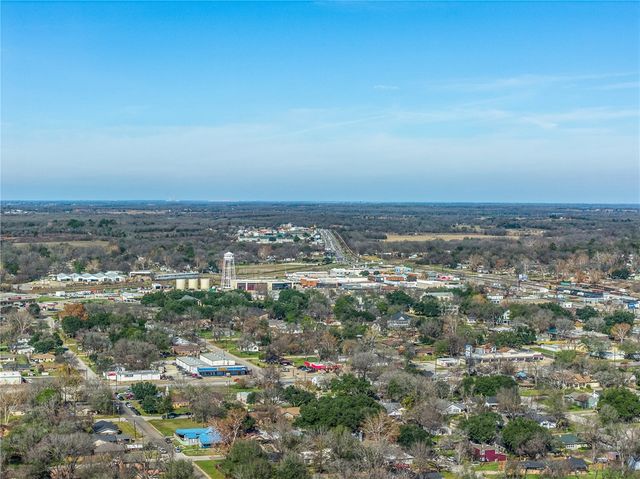 16 Lenora Drive, Hearne, TX 77859