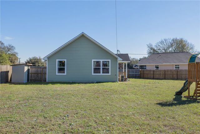 16 Lenora Drive, Hearne, TX 77859