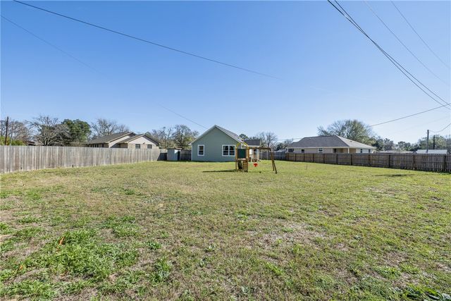 16 Lenora Drive, Hearne, TX 77859