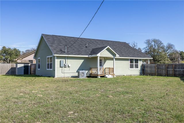 16 Lenora Drive, Hearne, TX 77859