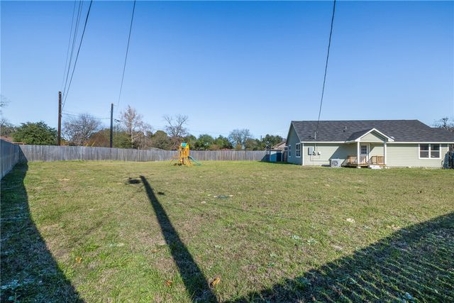 16 Lenora Drive, Hearne, TX 77859
