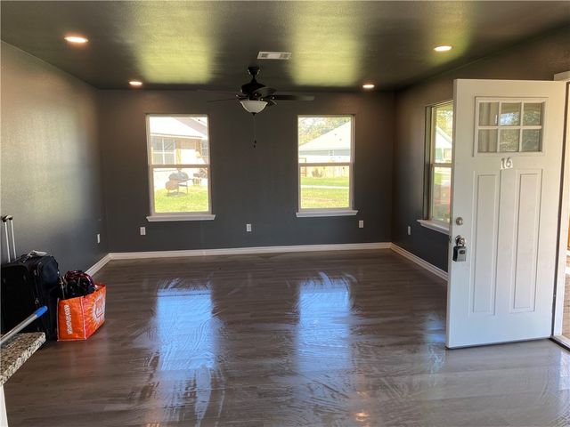 16 Lenora Drive, Hearne, TX 77859