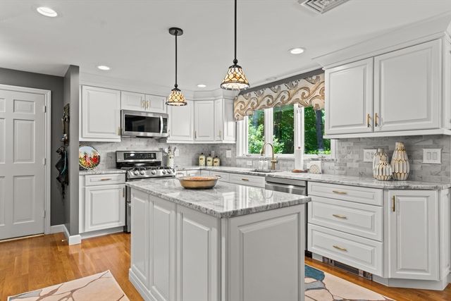 34 Batchelder Rd, Boxford, MA 01921