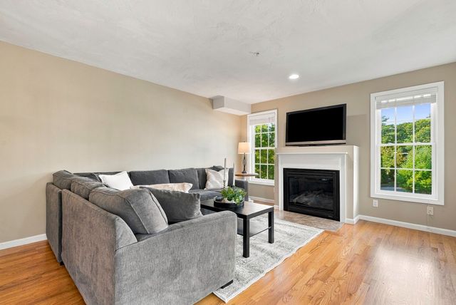 4 Paul Revere 4, Hopkinton, MA 01748