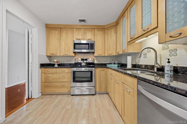 11 Pondview Close, Chappaqua, NY 10514