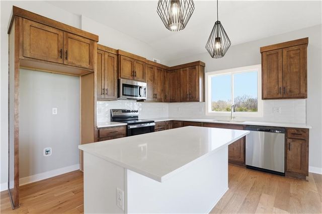 509 SW Newport Drive, Blue Springs, MO 64014
