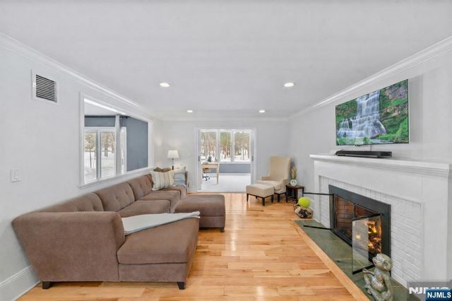 2 Overbrook Place, Hillsdale, NJ 07642