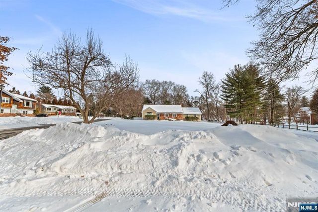 2 Overbrook Place, Hillsdale, NJ 07642