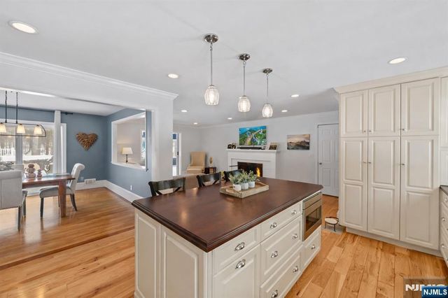 2 Overbrook Place, Hillsdale, NJ 07642