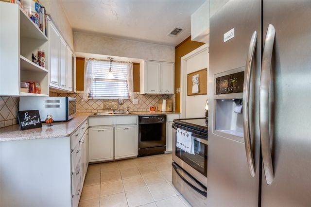 1822 Finley Road, Irving, TX 75062